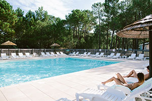 Het zwembad van naturisten-vakantiepark Euronat in Frankrijk.