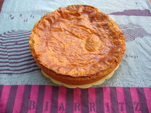 Een gebakken Gâteau-Basque.