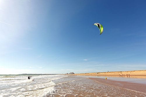 Een kitesurfer op het strand van Saint-Gilles-Croix-de-Vie aan de Atlantische Kust in Frankijk.