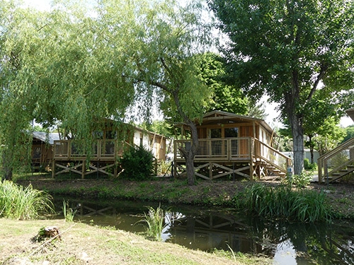 Twee houten huizen op een camping aan de Atlantische Kust van Frankrijk.