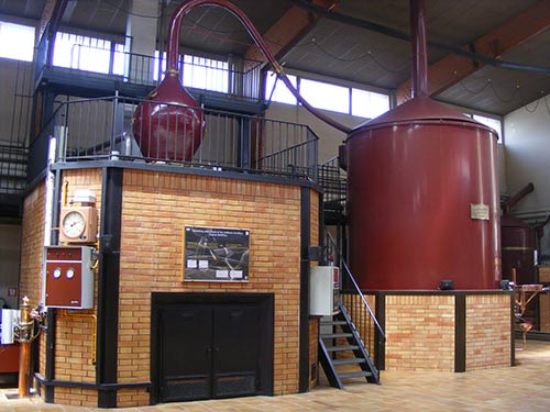 De koperen distilleerketels in de cognac-distilleerderij Martell.