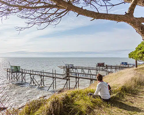 Typische Fischerhütten auf Stelzen ("Carrelets") an der französischen Atlantikküste
