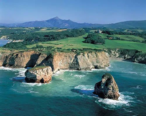 Luchtfoto van de rotsen Les Deux Jumeaux nabij Hendaye in Frankrijk.