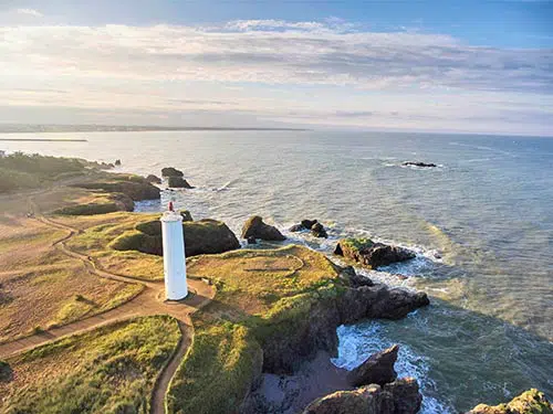 luchtfoto van de vuurtoren Corniche Vendéenne aan de Atlantische Kust van Frankrijk.