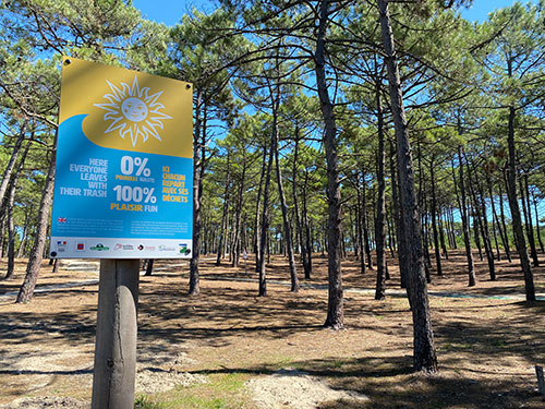Een bord in het bos van Medoc waar wordt gewezen op het belang van milieubescherming.