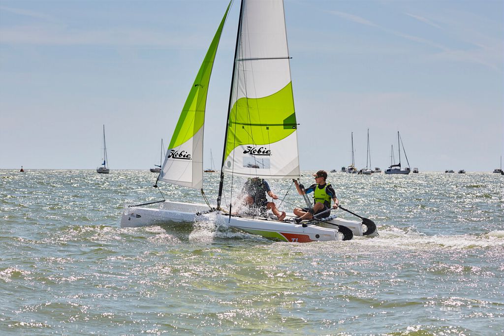 De zee op met een catamaran<br />
