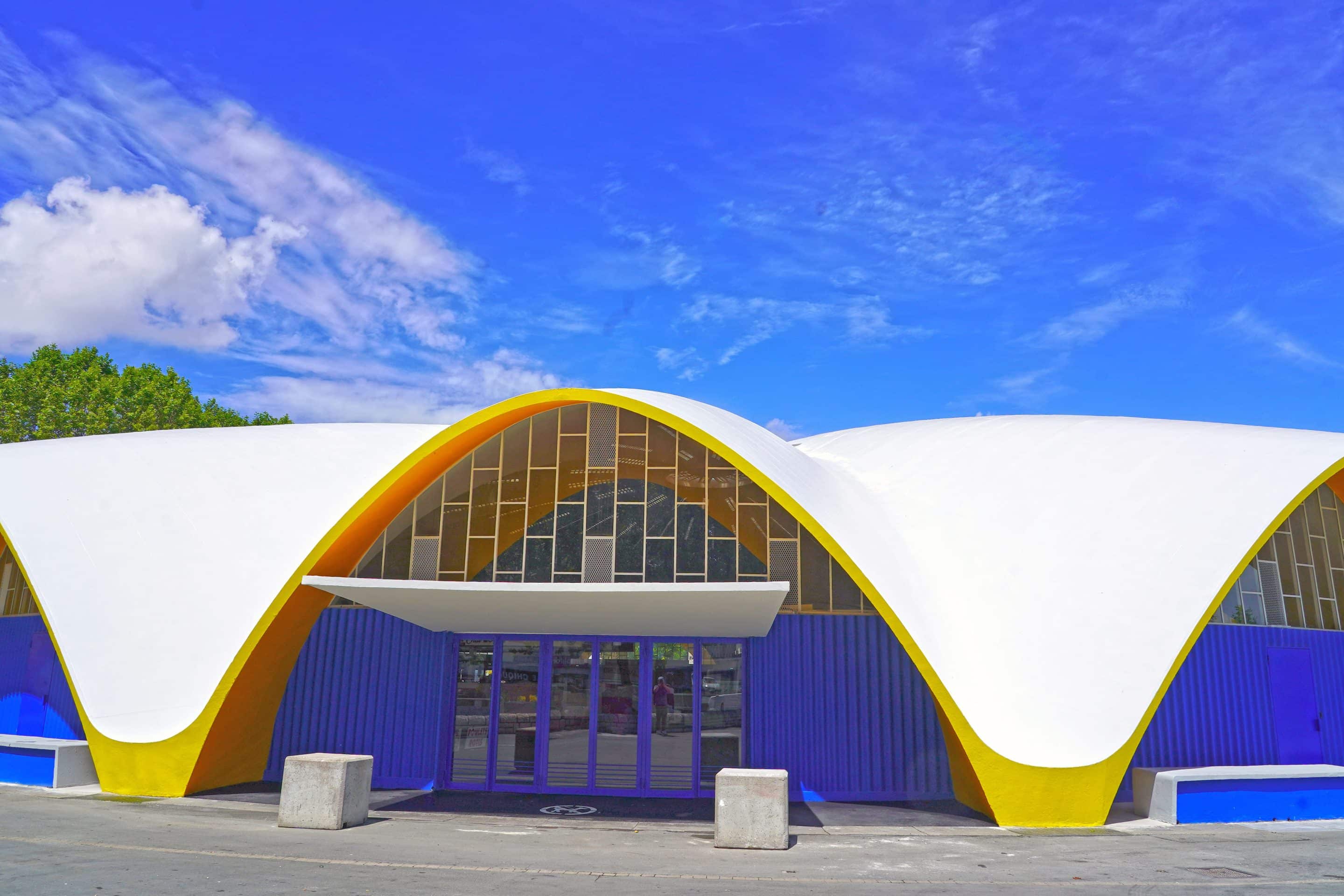 De Marché Central de Royan, een van de mooiste markthallen in Frankrijk, staat bekend om zijn architectuur en het aanbod van verse producten (© OTC Royan Atlantique)