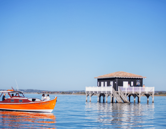 Balade En Bateau Cabanes Tchnaquees G.cassiau Agence Les Conteurs Min 580x450