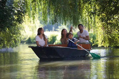Copyright region poitou charentes mathieu anglada famille en barque dans le marais poitevin 12327 480x320 1