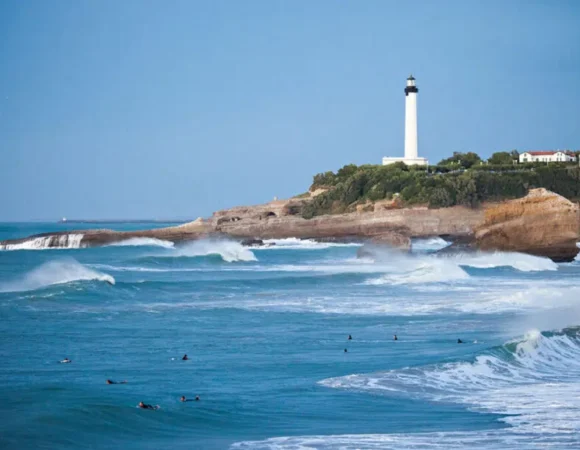 Emmy martens pour biarritz tourisme phare biarritz 1080x675 1 980x613.jpg
