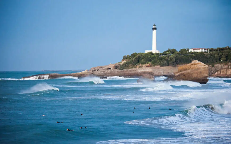Emmy martens pour biarritz tourisme phare biarritz 1080x675 1 980x613.jpg